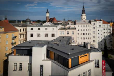 Moderní nástavba z lehké konstrukce na historickém domě v centru Opavy