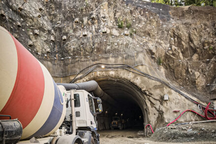 Betonová cisterna Cemex před vstupem do raženého tramvajového tunelu pod Wilsonovým lesem v Brně