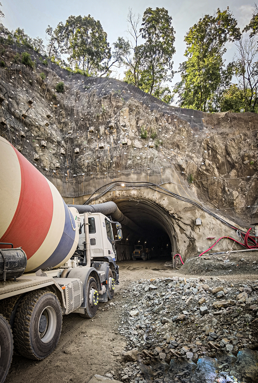 Betonová cisterna Cemex před vstupem do raženého tramvajového tunelu pod Wilsonovým lesem v Brně