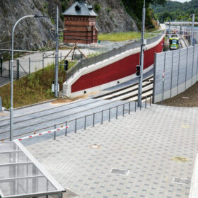 Moderní úsek Velkého městského okruhu Brno se čtyřproudou silnicí a tramvajovou tratí v Žabovřeské ulici