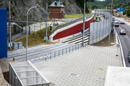 Moderní úsek Velkého městského okruhu Brno se čtyřproudou silnicí a tramvajovou tratí v Žabovřeské ulici