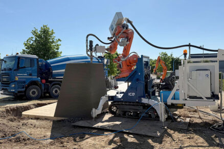 Mobilní 3D tiskárna betonu ICE během realizace betonové konstrukce na stavbě