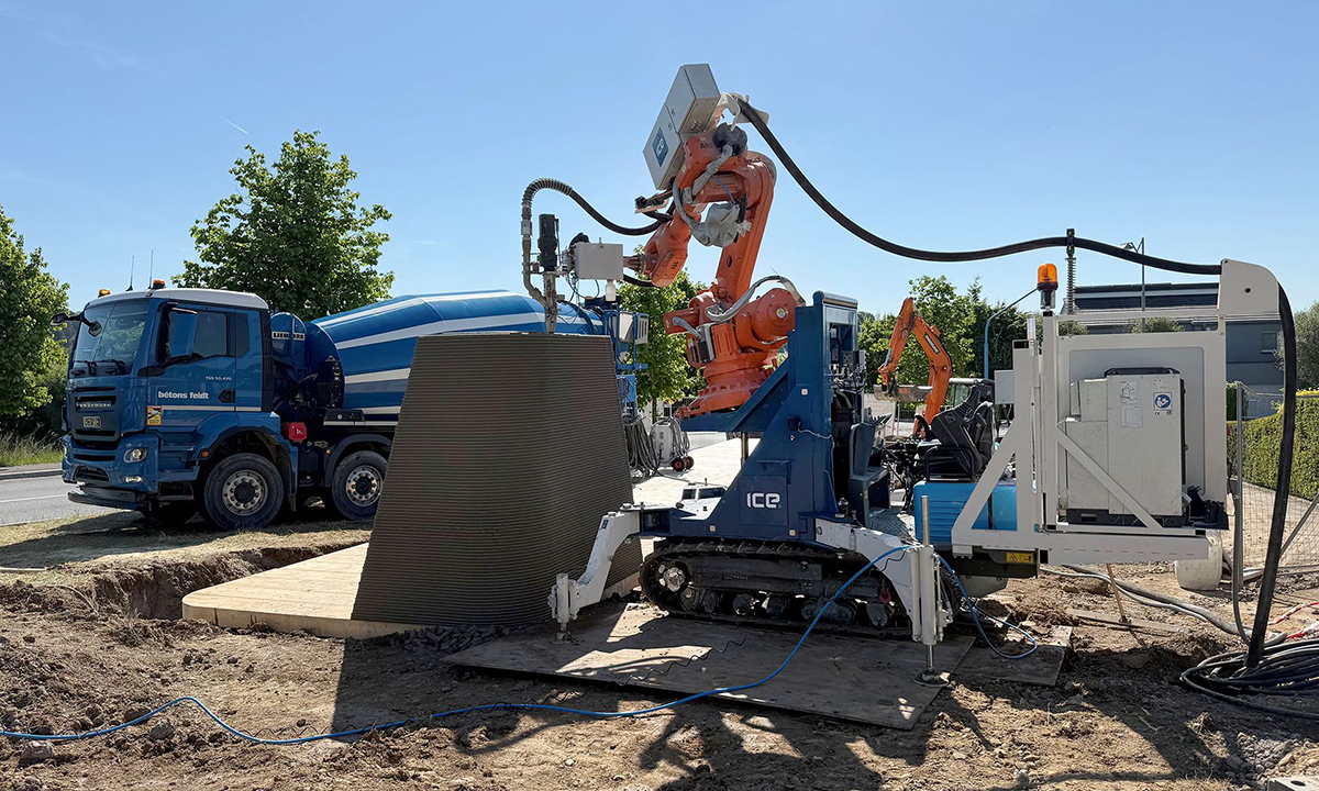 Mobilní 3D tiskárna betonu ICE během realizace betonové konstrukce na stavbě