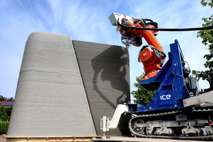 Detailní 3D tisk zakřivené betonové stěny robotickou tiskárnou ICE