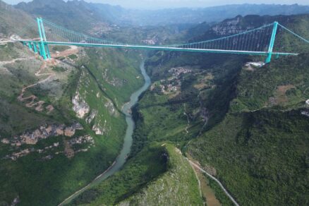 Huajiang Canyon Bridge