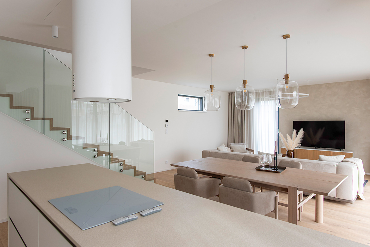 Designový obývací prostor s podlahovým vytápěním ve vile s otevřenou dispozicí