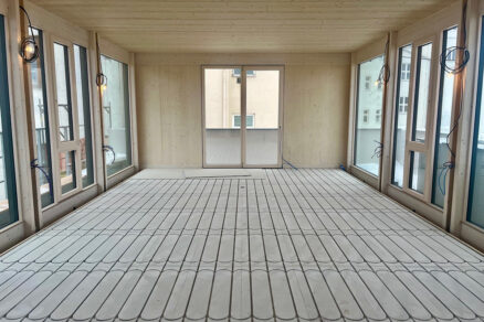Interiér nástavby s podlahovým systémem fermacell® Therm25 připravený pro finální povrchy