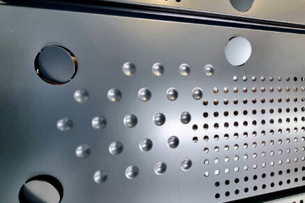 Děrované kovové panely AVG Metal s různými tvary otvorů a 3D strukturou pro moderní architektonické aplikace
