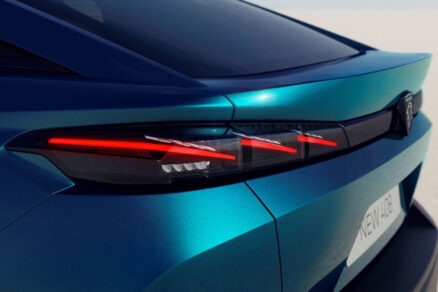 Detail zadních LED světel vozu Peugeot 408 s nápisem PEUGEOT.