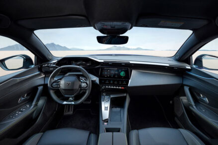 Interiér vozu Peugeot 408 s digitálním kokpitem i-Cockpit a dotykovou obrazovkou.