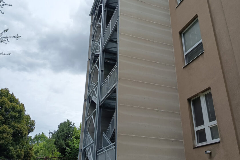 Boční pohled na opláštěné evakuační schodiště nemocnice s deskami CETRIS®