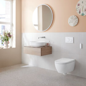 Interiér koupelny se sprchovacím WC