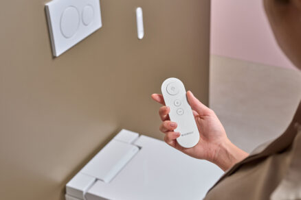 Dálkové ovládání sprchovacího WC pro snadné nastavení intenzity a polohy sprchy