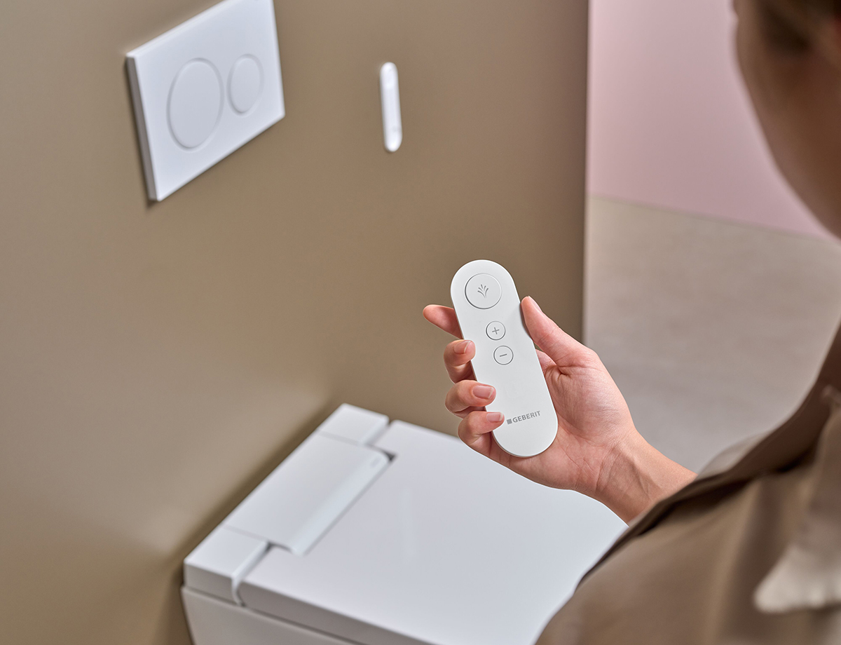 Dálkové ovládání sprchovacího WC pro snadné nastavení intenzity a polohy sprchy