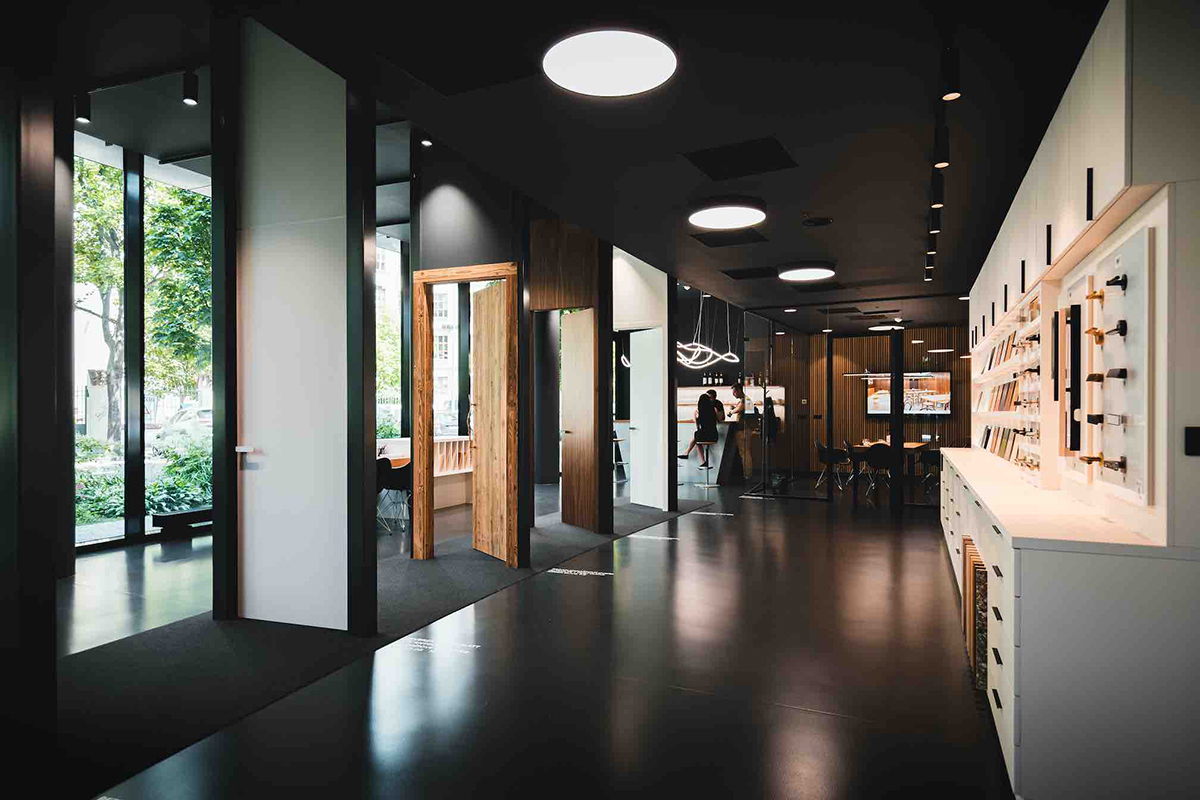 Expozice prémiových dveří ve showroomu SAPELI Unlimited s moderním osvětlením