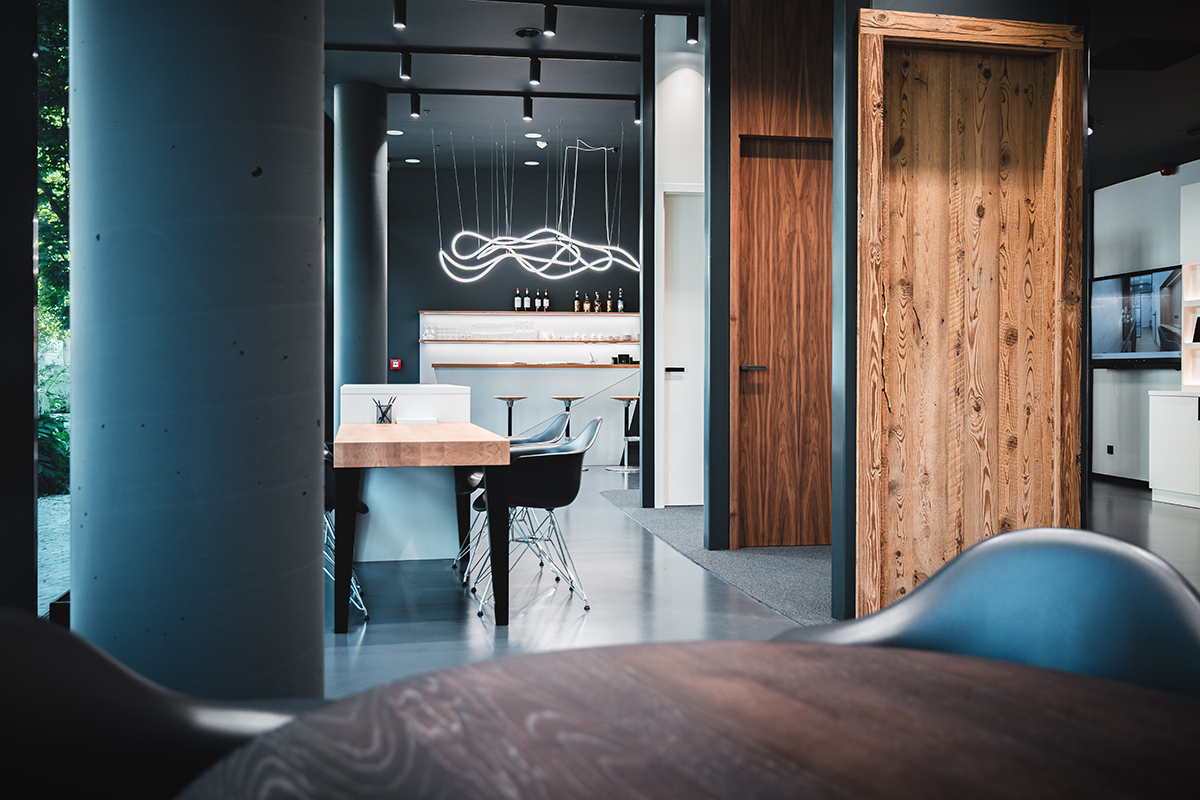 Interiér showroomu SAPELI Unlimited s vystavenými dřevěnými dveřmi a designovým nábytkem