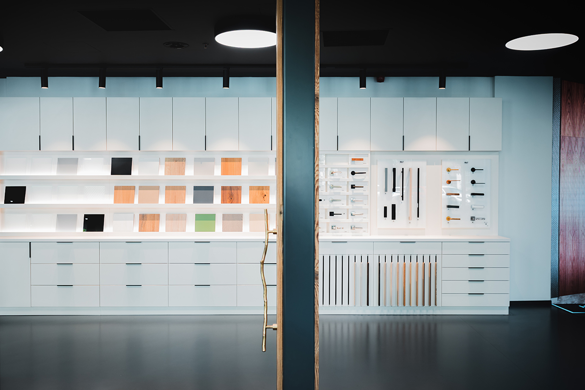 Vzorkovna materiálů a kování ve showroomu SAPELI Unlimited s minimalistickým designem