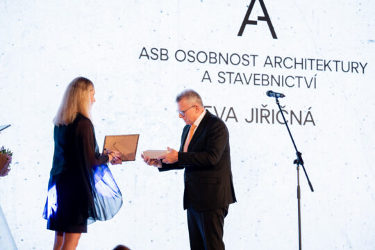 Jan Kasl, Česká komora architektů přebírá cenu pro Evu Jiřičnou od Jarmily Belicové, Geberit