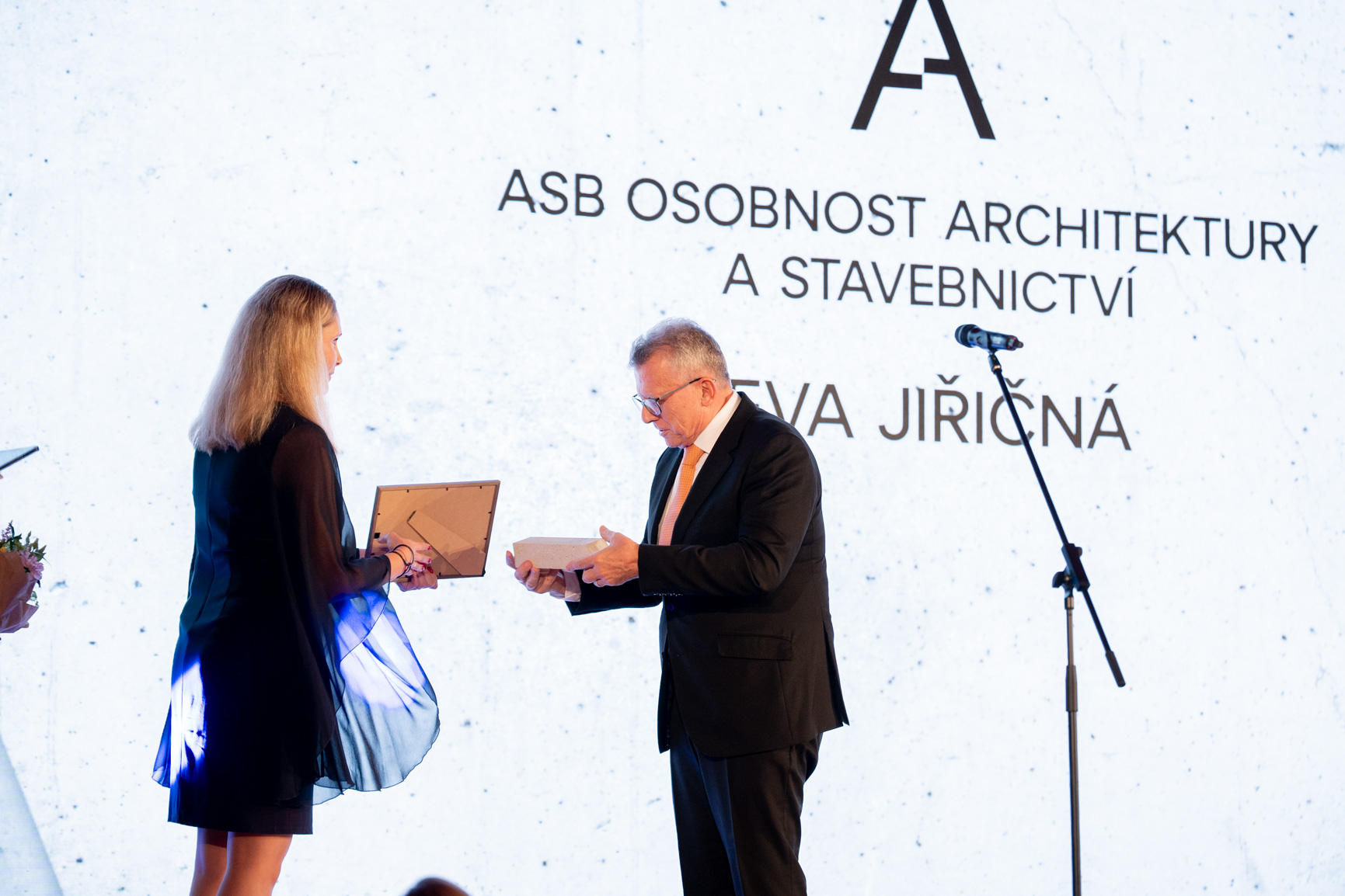 Jan Kasl, Česká komora architektů přebírá cenu pro Evu Jiřičnou od Jarmily Belicové, Geberit