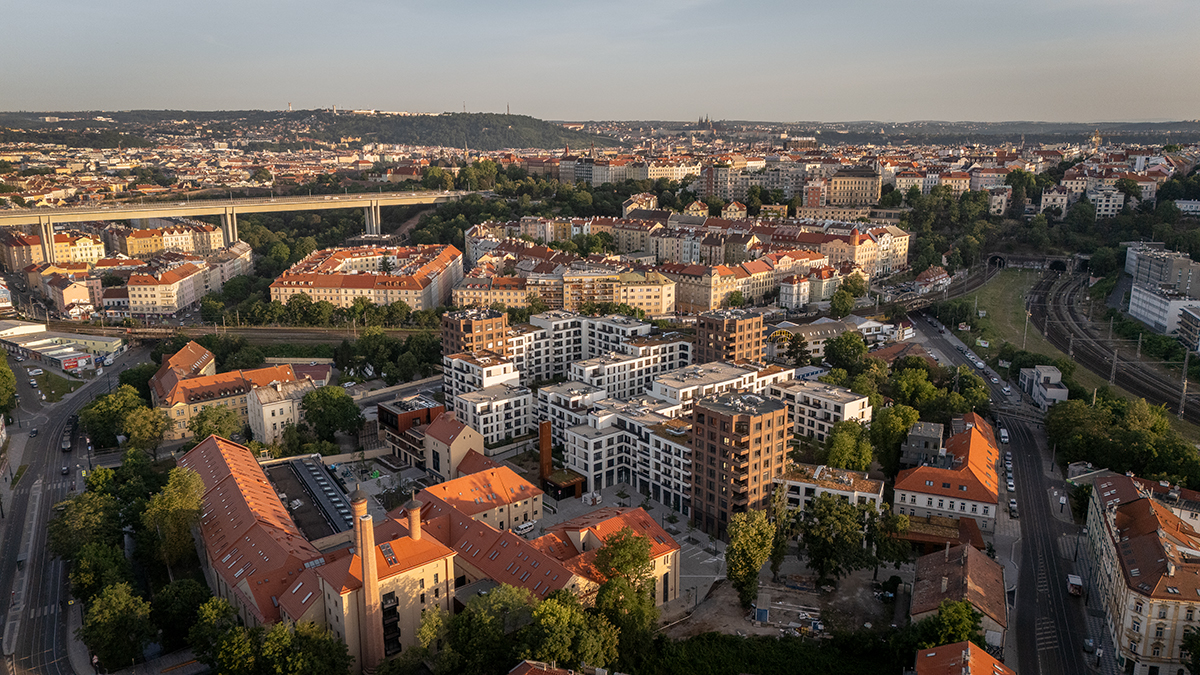 Architekti studia CHYBIK + KRISTOF nalezli inspiraci v historických pivovarských komínech, které promítli do podoby tří vysokých věží. 