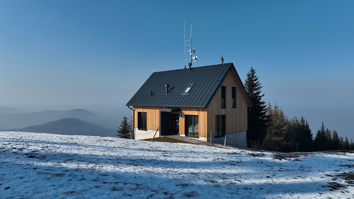 Moderní chata Horské služby na Javorovém vrchu osazená dřevohliníkovými okny VEKRA Alu Design Classic.