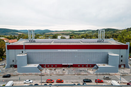 Pohled na zrekonstruovaný zimní stadion Pavla Demitry v Trenčíně s novou fasádou a střešními technologiemi