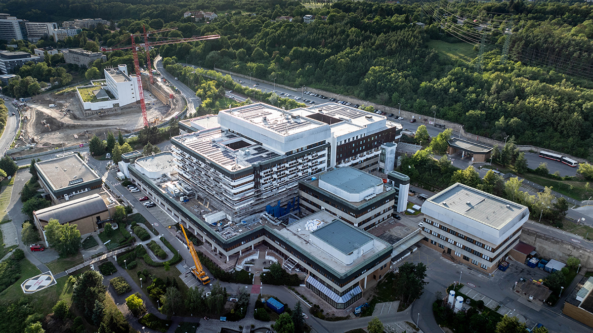 Letecký pohled na rozšíření nemocničního areálu s moderní výstavbou a stavební technikou