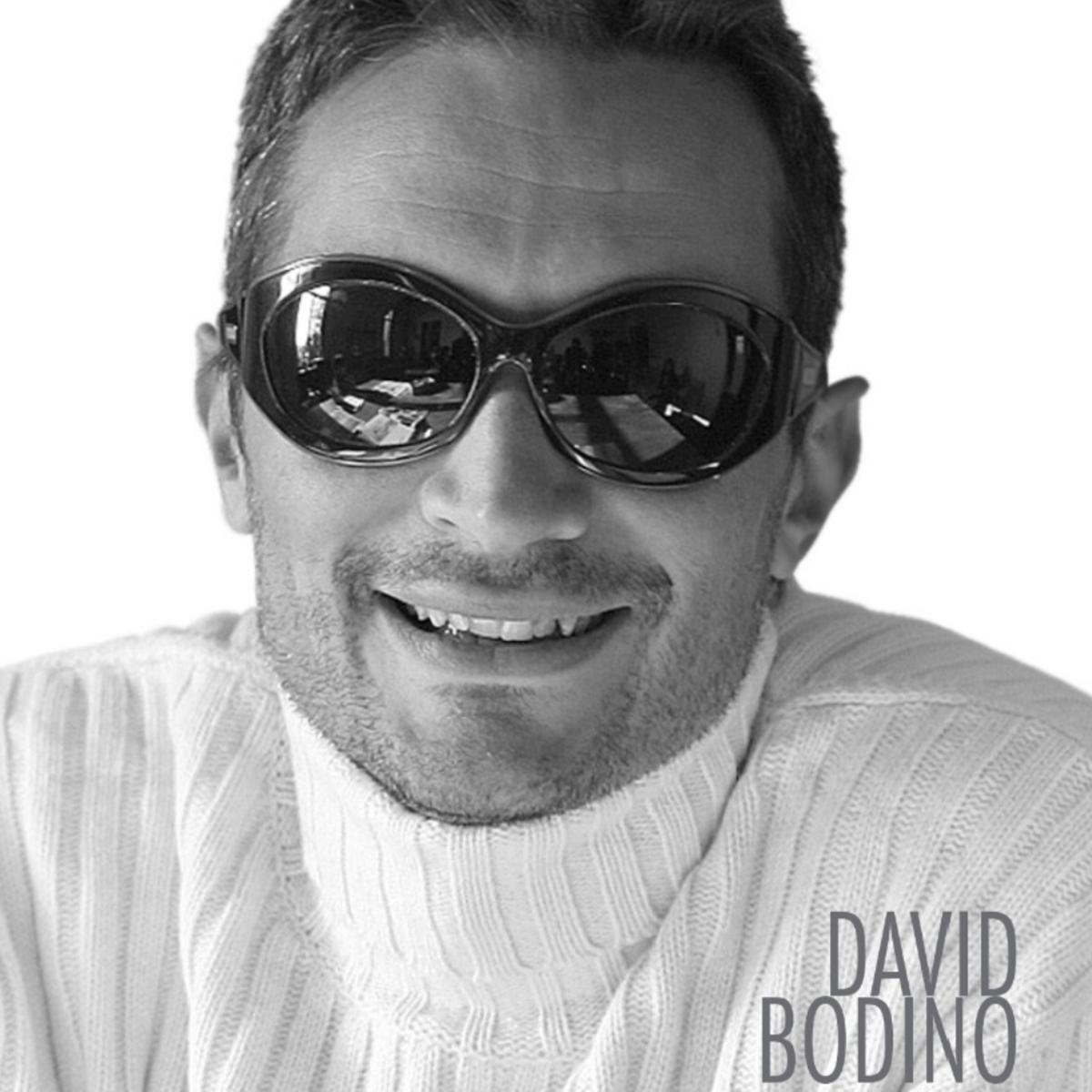 David Bodino je mezinárodně uznávaný transverzální designér, který propojuje architekturu s kulturním kontextem a technologickými inovacemi. Věnuje se designu jako tvůrčímu i výzkumnému oboru a své zkušenosti sbíral napříč Evropou, zejména ve Francii, Itálii a Španělsku. Jeho tvorba je ovlivněna katalánským minimalismem a klade důraz na formální čistotu, experiment a kulturní přesah.