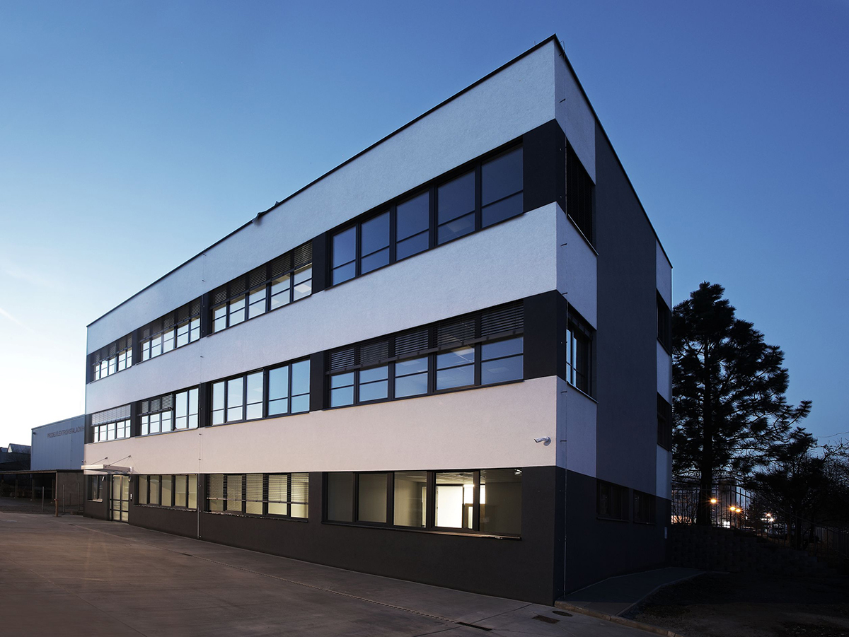 Třípodlažní administrativní objekt s moderní fasádou a pásovými okny
