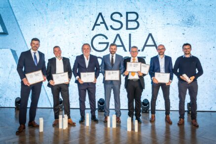 ASB GALA 2025 - vítězové. Michal Příb, CTP - ASB Developer roku – průmysl a logistika, Martin Mafka, Penta Real Estate - ASB Developer roku – rezidence, ASB Developer roku – administrativa a ASB Developer roku - cena veřejnosti, Petr Šimon, Hinton - ASB Stavební firma roku, Jakub Krenk, Skanska - ASB Stavební firma roku a ASB Stavební firma roku – cena veřejnosti, Jan Kasl, Česká komory architektů, který převzal ocenění ASB Osobnost architektury a stavebnictví a ASB Osobnost architektury a stavebnictví – cena veřejnosti za Evu Jiřičnou, Tomáš Zdvihal a Miroslav Vodák, CBArchitektura – Cena redakce ASB.