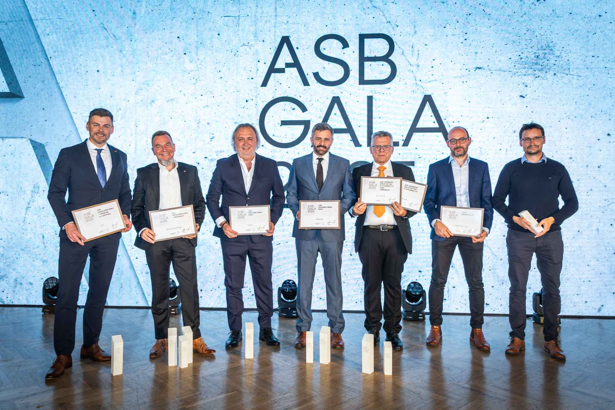 ASB GALA 2025 - vítězové. Michal Prib, CTP - ASB Developer roku – průmysl a logistika, Martin Mafka, Penta Real Estate - ASB Developer roku – rezidence, ASB Developer roku – administrativa a ASB Developer roku - cena veřejnosti, Petr Šimon, Hinton - ASB Stavební firma roku, Jakub Krenk, Skanska - ASB Stavební firma roku a ASB Stavební firma roku – cena veřejnosti, Jan Kasl, Česká komory architektů, který převzal ocenění ASB Osobnost architektury a stavebnictví a ASB Osobnost architektury a stavebnictví – cena veřejnosti za Evu Jiřičnou, Tomáš Zdvihal a Miroslav Vodák, CBArchitektura – Cena redakce ASB.