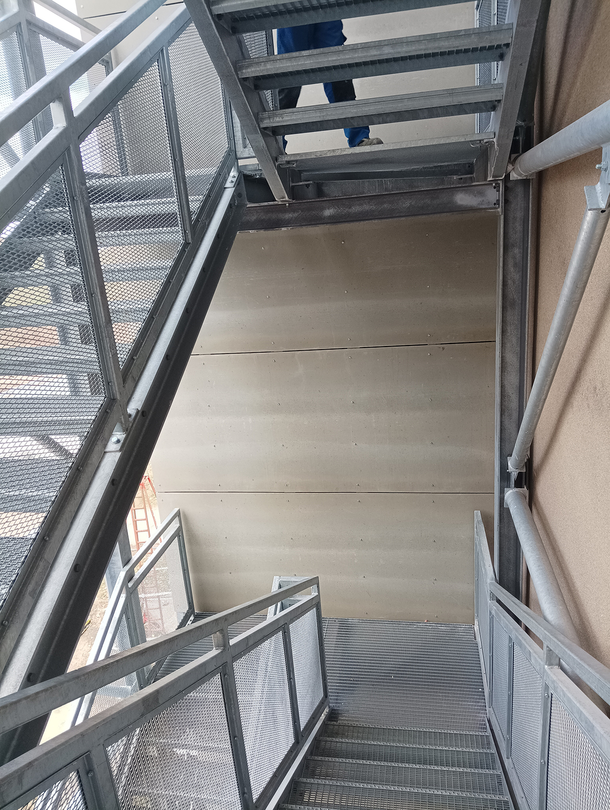 Detail schodišťového podlaží s opláštěním CETRIS® na ocelové konstrukci