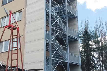 Evakuační schodiště s opláštěním CETRIS® u nemocniční budovy v Novém Bydžově