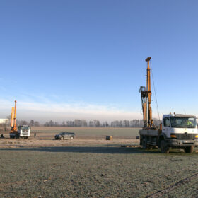 Obr. 1 Pohled na vrtné soupravy v prostoru projektované Jižní tangenty při provádění průzkumných prací