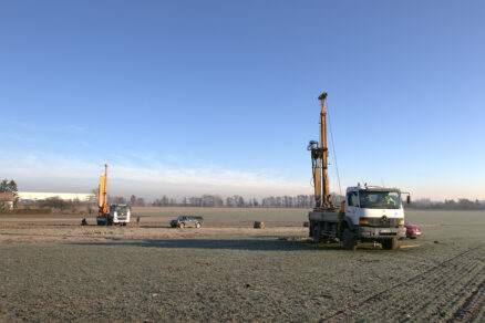 Obr. 1 Pohled na vrtné soupravy v prostoru projektované Jižní tangenty při provádění průzkumných prací