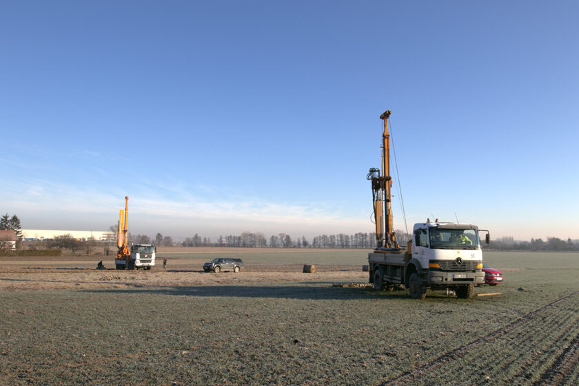 Obr. 1 Pohled na vrtné soupravy v prostoru projektované Jižní tangenty při provádění průzkumných prací