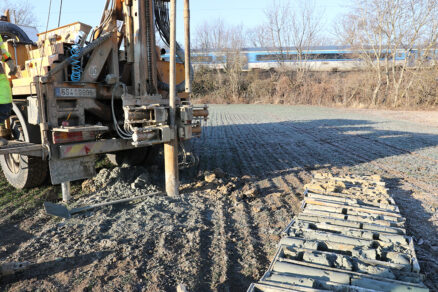 Obr. 4 Detail vrtné soupravy při hloubení inženýrskogeologického vrtu vč. vzorkovnic s vytěženou zeminou tzv. vrtným jádrem