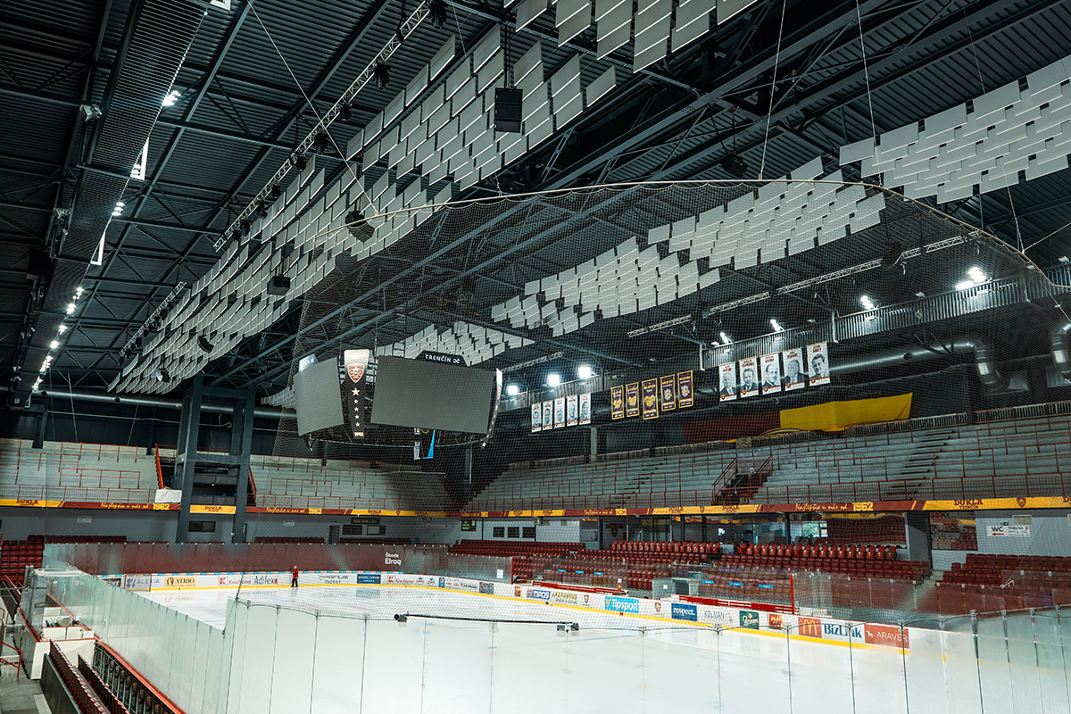 Interiér zimního stadionu Pavla Demitry po rekonstrukci s moderním osvětlením, multimediální kostkou a akustickými panely
