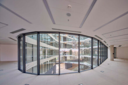 Výhled z kancelářských prostor Roztyly Plaza do proskleného atria