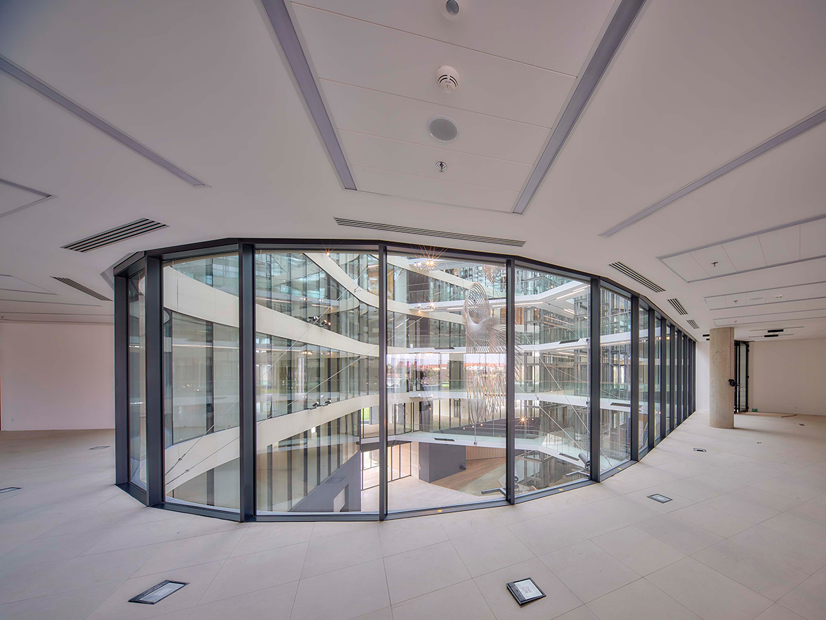 Výhled z kancelářských prostor Roztyly Plaza do proskleného atria