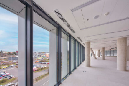 Otevřené kancelářské prostory v budově Roztyly Plaza s výhledem na okolí