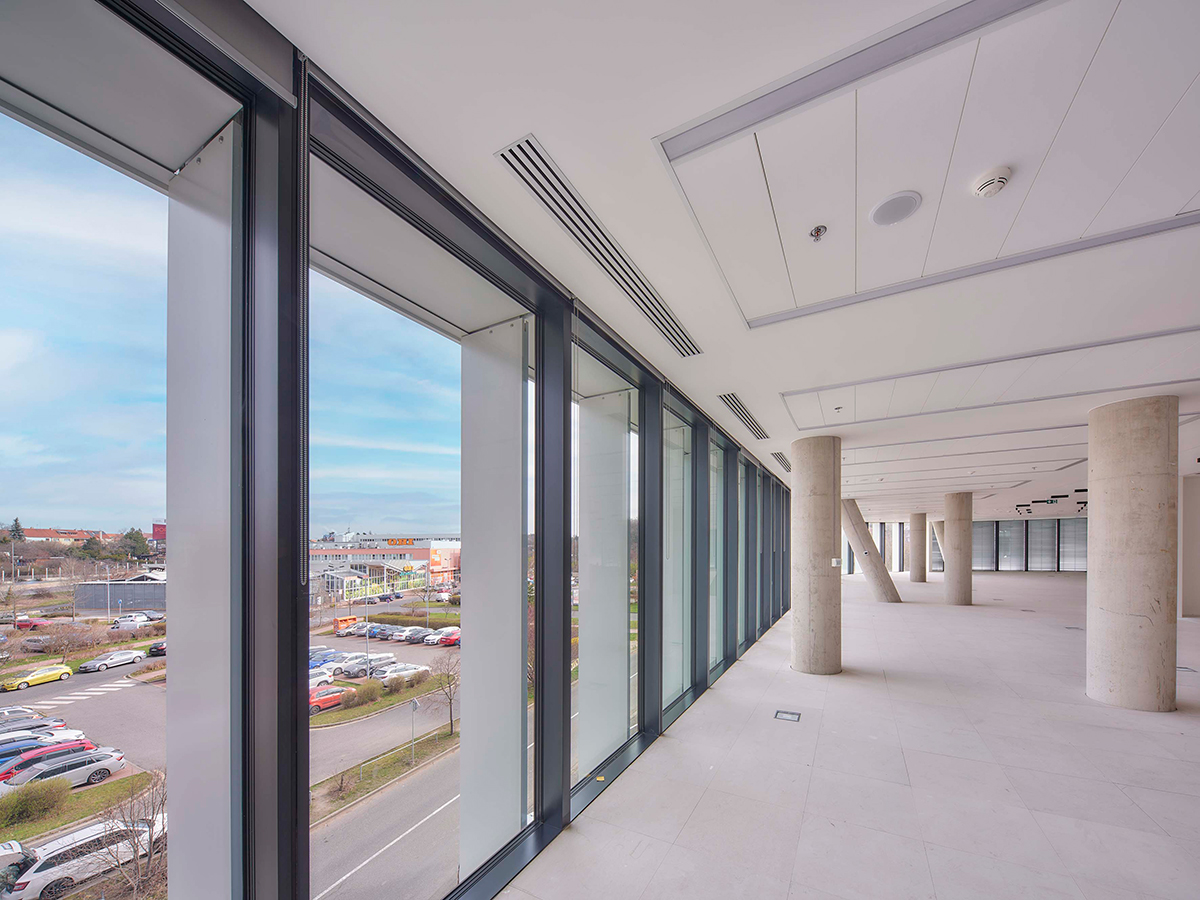 Otevřené kancelářské prostory v budově Roztyly Plaza s výhledem na okolí