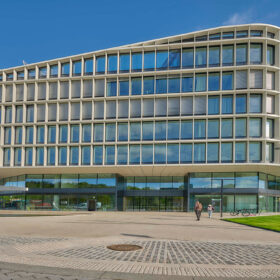 Exteriér administrativní budovy Roztyly Plaza s moderní fasádou