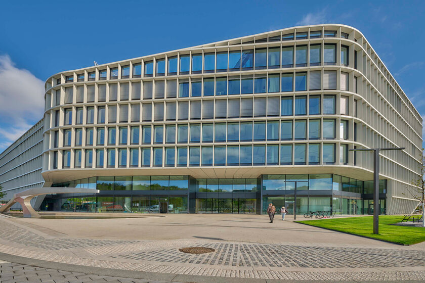 Exteriér administrativní budovy Roztyly Plaza s moderní fasádou