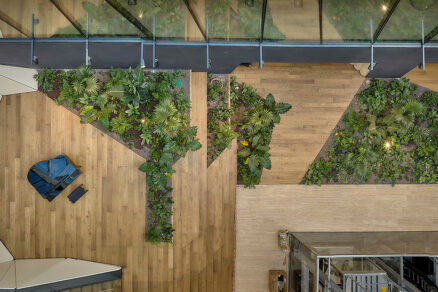 Pohled shora na vnitřní zeleň a klavírní zónu v Roztyly Plaza