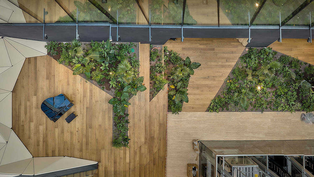 Pohled shora na vnitřní zeleň a klavírní zónu v Roztyly Plaza