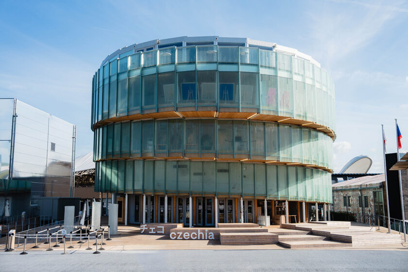 Přední pohled na Český pavilon EXPO 2025 s výraznou skleněnou fasádou a vstupem pro návštěvníky