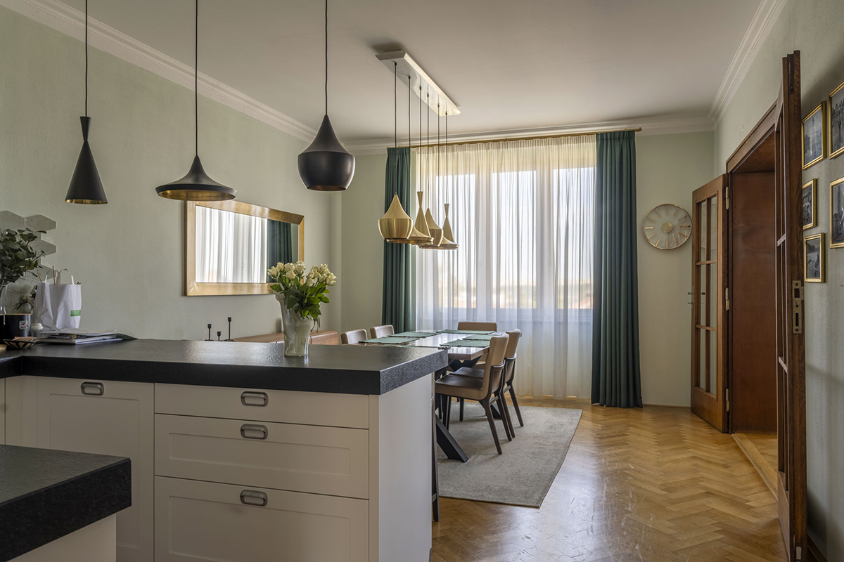Elegantní interiér jídelny ve vile na Hanspaulce s nenápadným elektrickým vytápěním