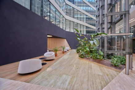 Vnitřní relaxační zóna Roztyly Plaza s vodním prvkem a výtahem