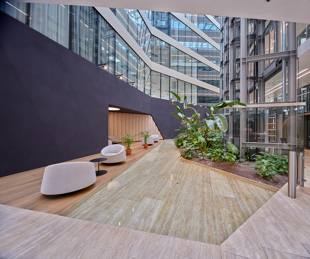 Vnitřní relaxační zóna Roztyly Plaza s vodním prvkem a výtahem